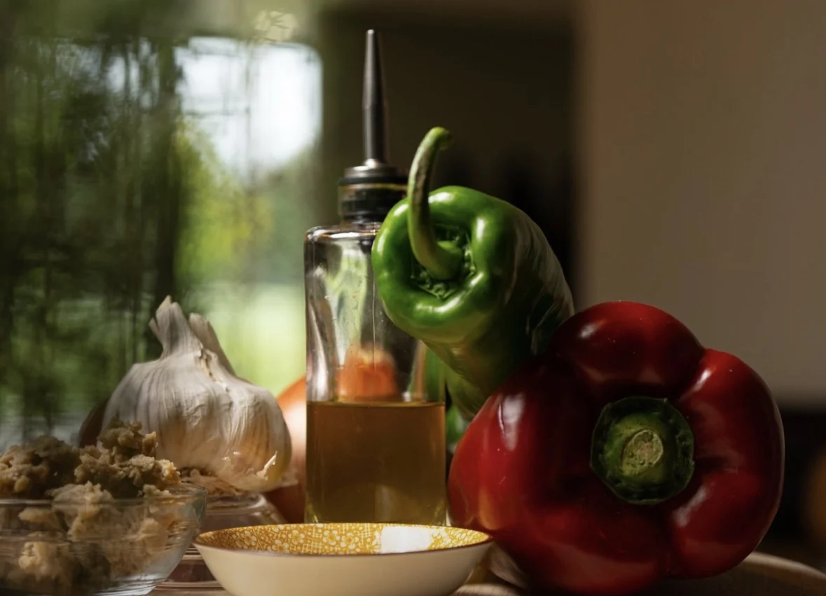 Poivrons, ail et huile disposés dans une cuisine
