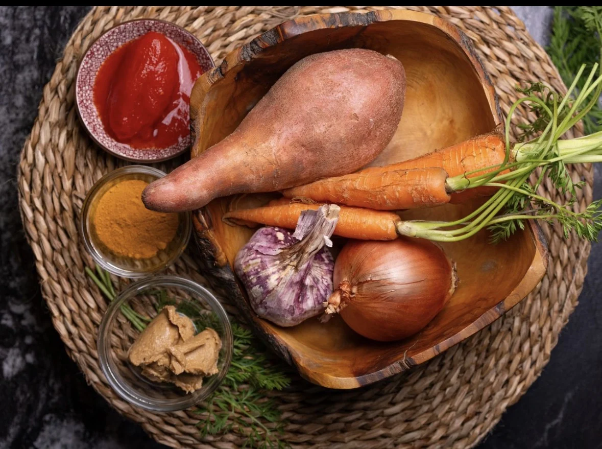 Légumes et épices disposés sur une table de cuisine