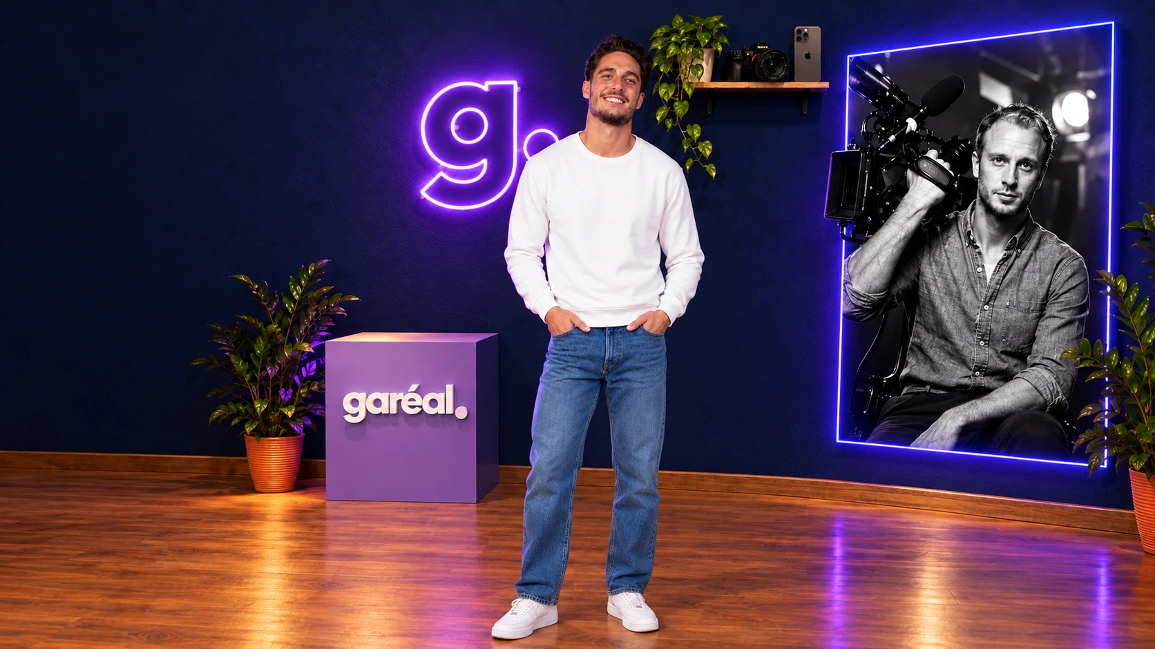 Gabin dans le studio Garéal, avec le portrait d’Édouard dans le cadre lumineux