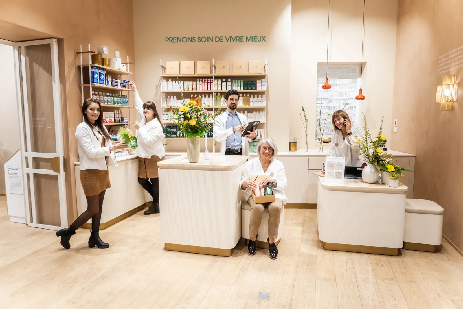 Équipe réunie dans une boutique de produits de santé