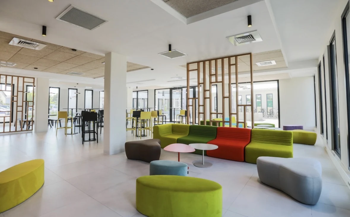 Espace commun contemporain aux assises colorées