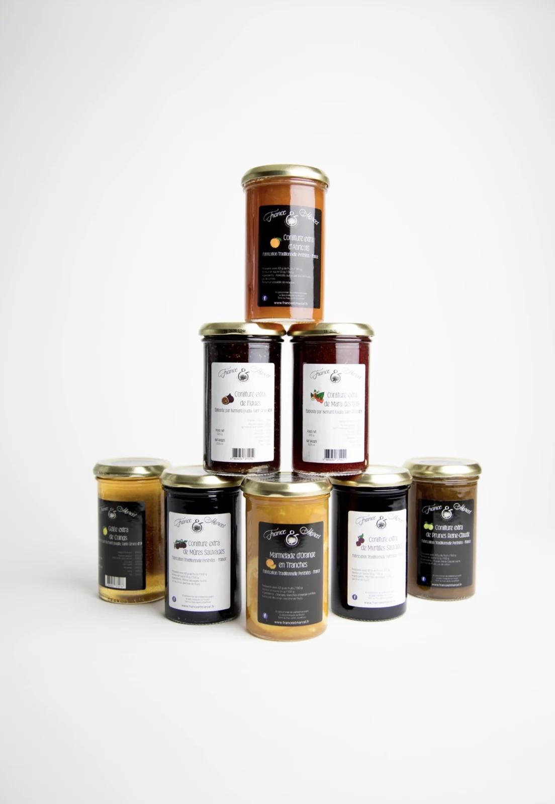 Bocaux de confiture disposés en pyramide sur fond blanc