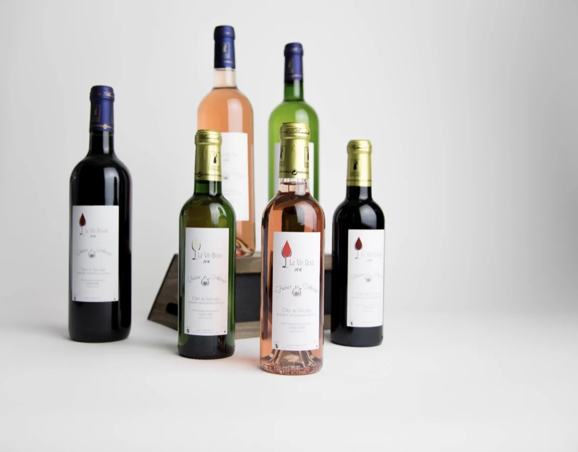 Bouteilles de vin disposées en packshot sur fond clair
