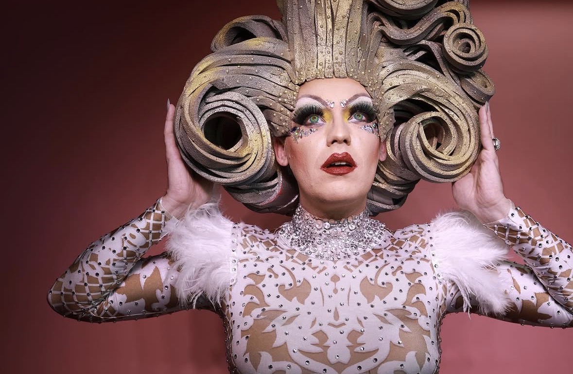 Portrait d’une artiste drag en costume, image du catalogue Soirée Draguisée sur Garéal Plus