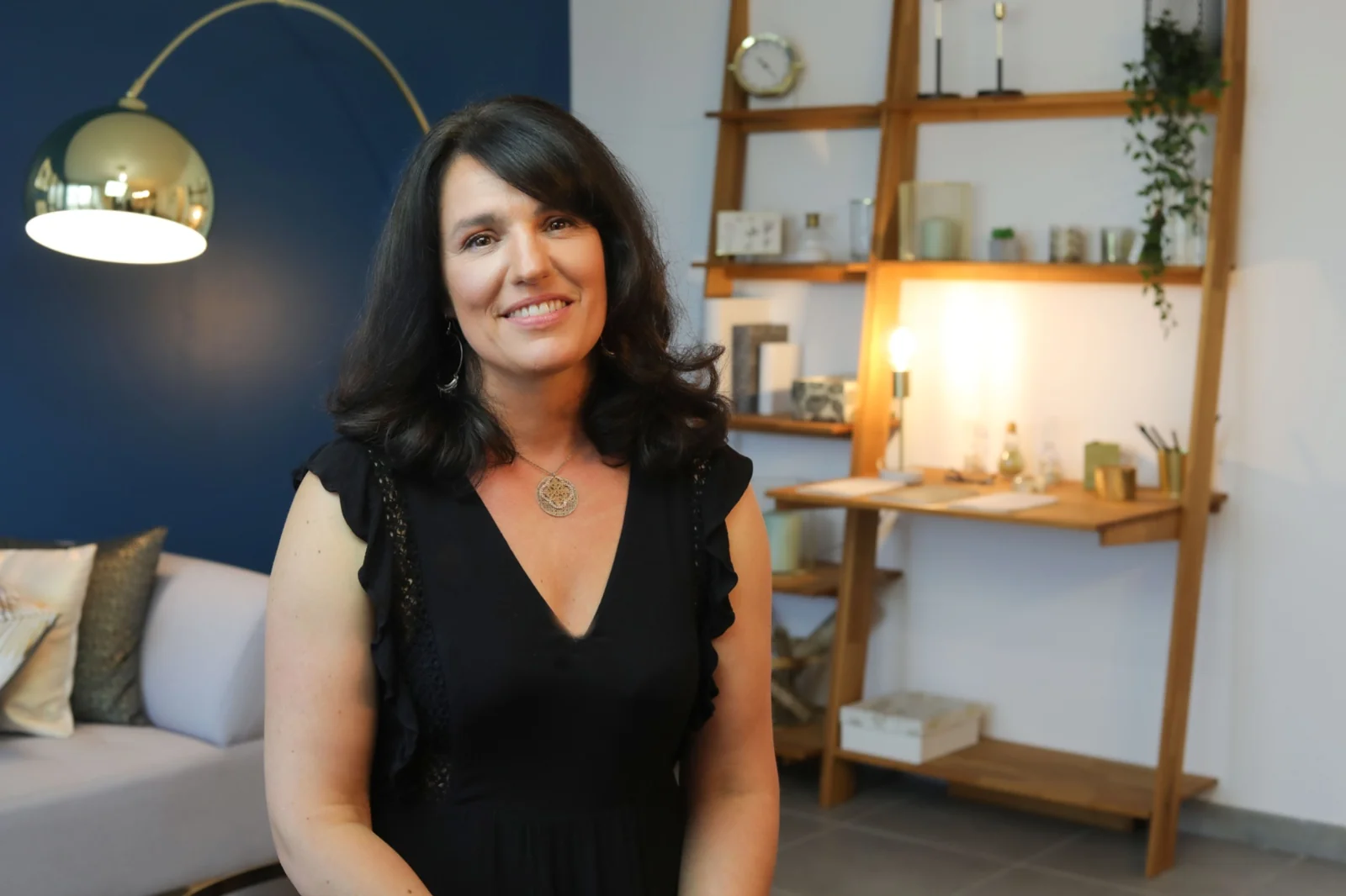 Portrait professionnel de Christine dans un intérieur chaleureux
