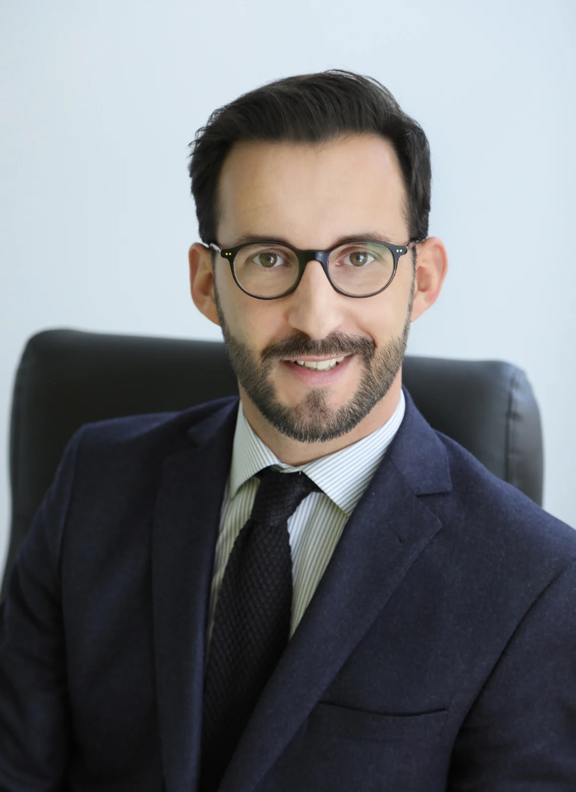 Portrait d’un homme en costume et lunettes