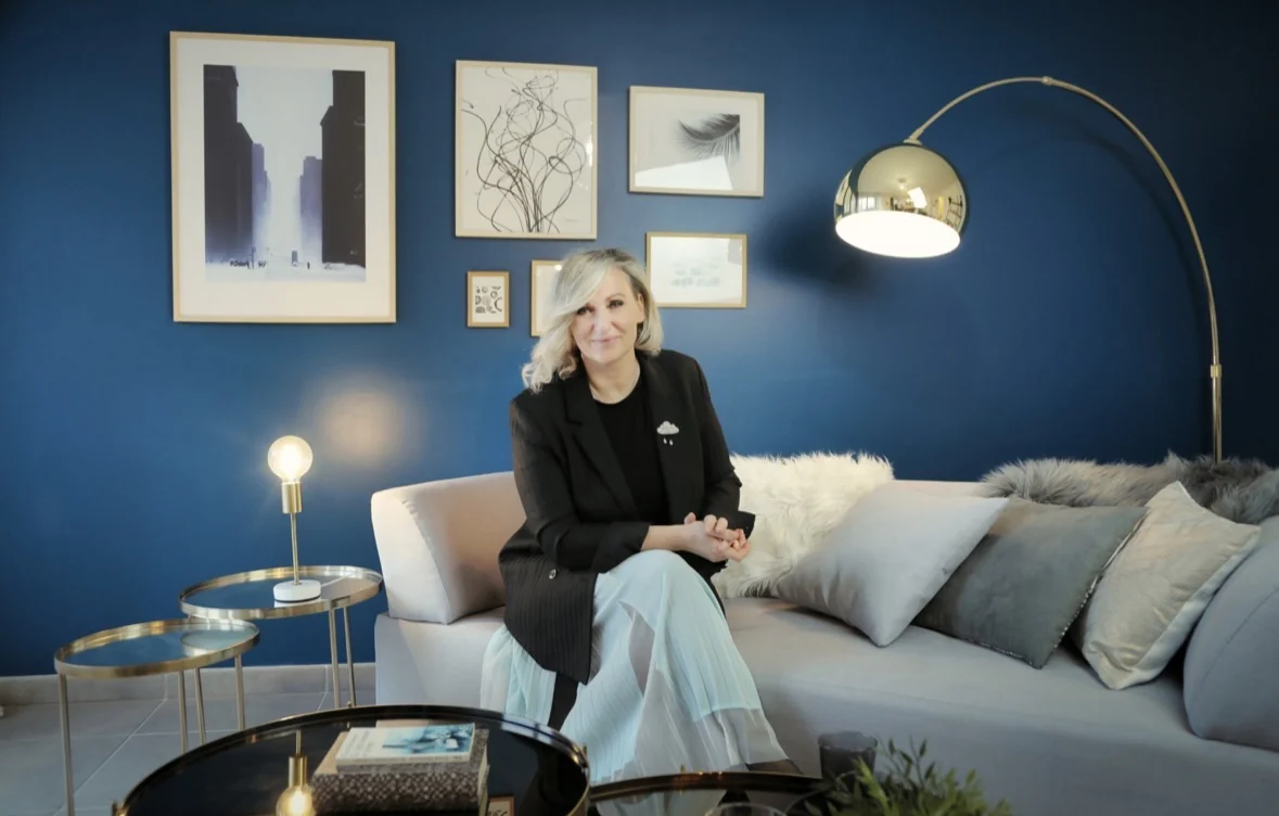 Portrait d’une femme assise dans un intérieur bleu