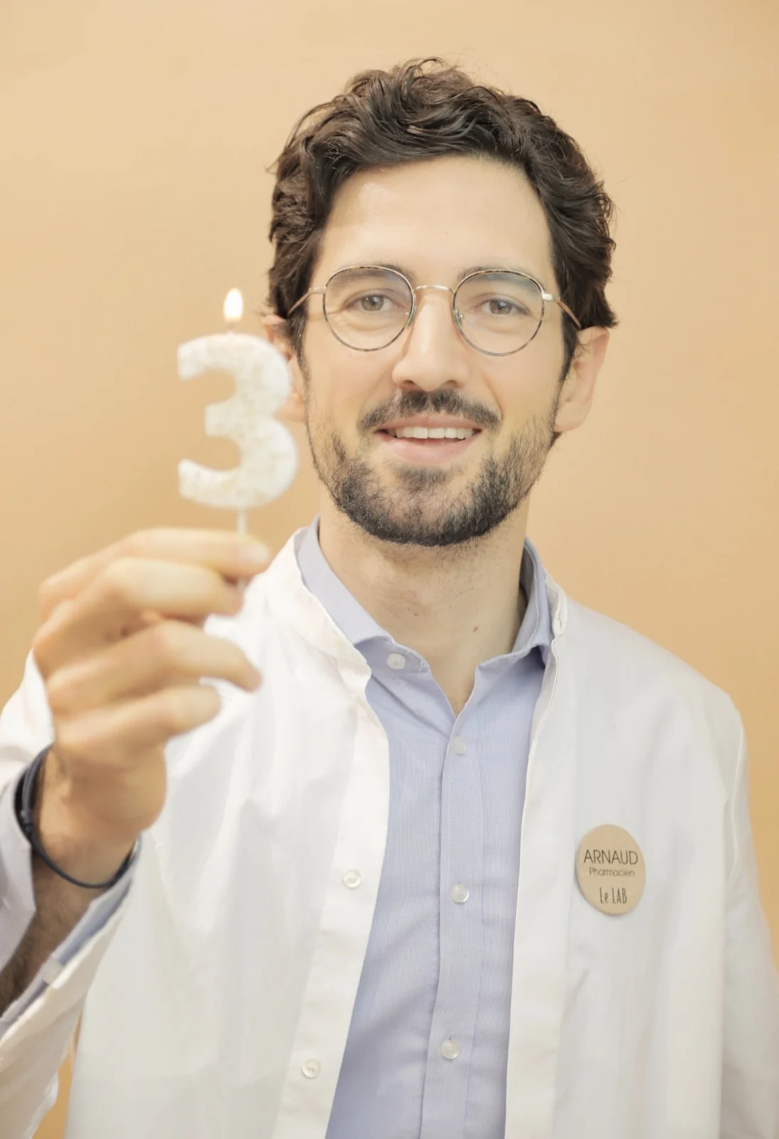 Portrait d’un professionnel de santé tenant un accessoire