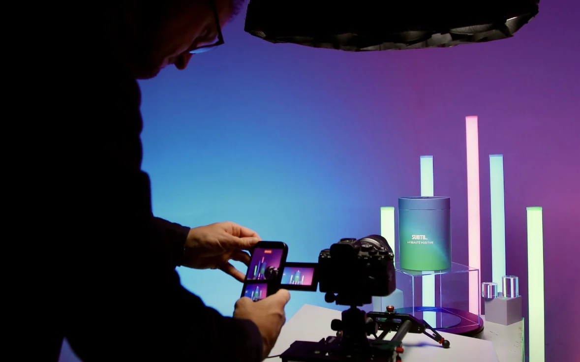 Coulisses du tournage Subtil avec un opérateur devant le décor bleu et violet