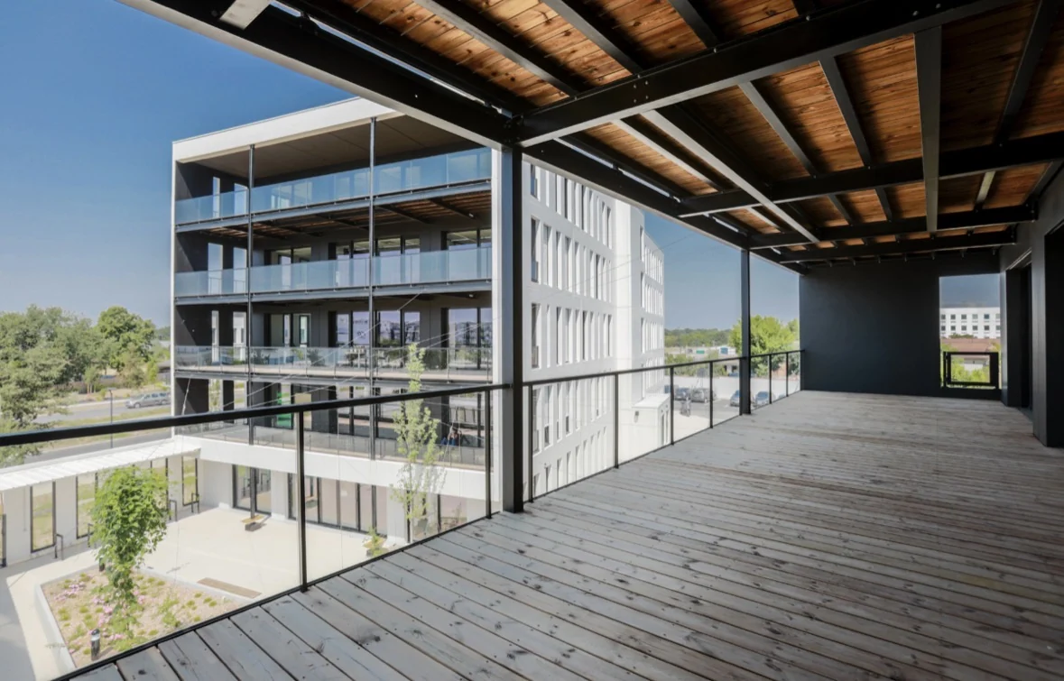 Photographie d’une terrasse et d’un immeuble contemporain réalisée par Garéal