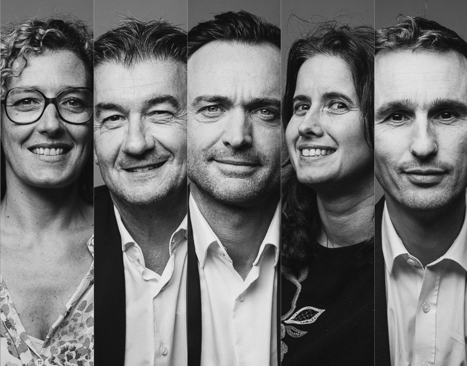 Trombinoscope de cinq personnes photographiées en noir et blanc