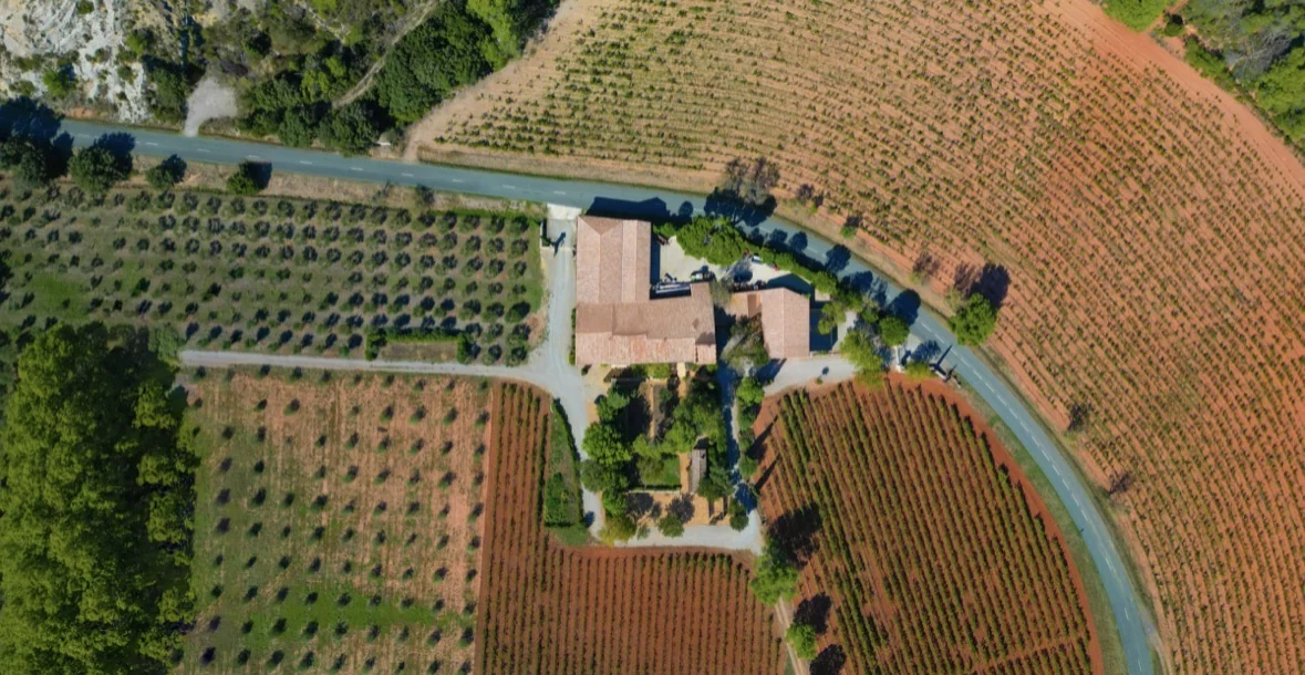 Vue aérienne d’un domaine et de ses vignes