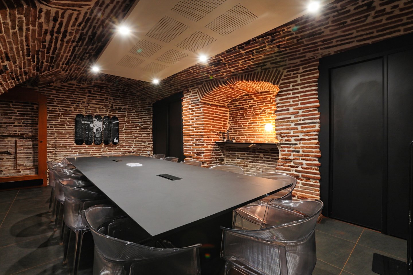 Intérieur contemporain aux murs de brique, photographié par Garéal