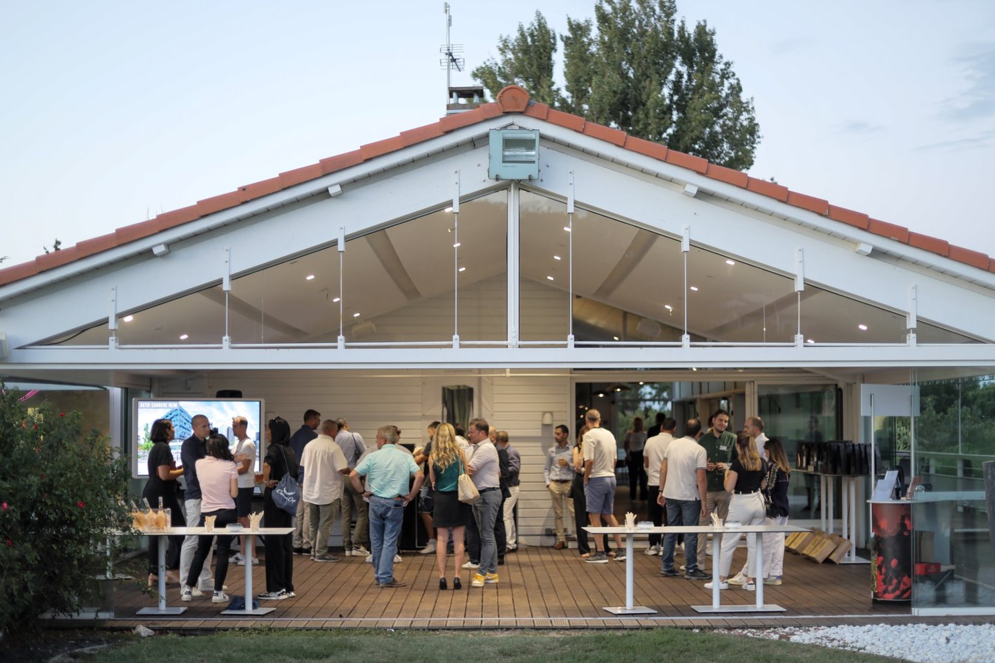 Invités rassemblés devant un lieu lors d’un événement photographié par Garéal